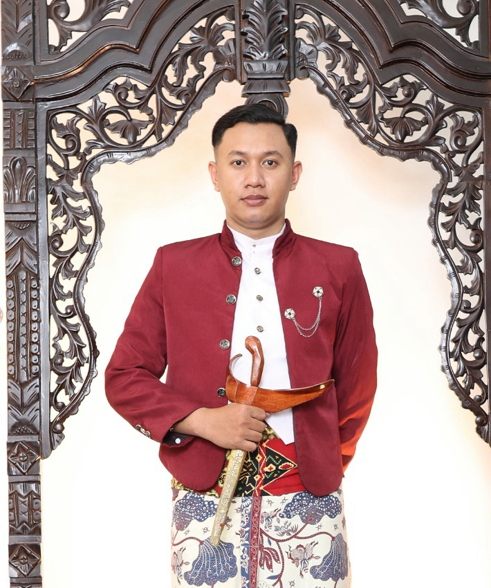 Potret asli Bagas dengan busana adat