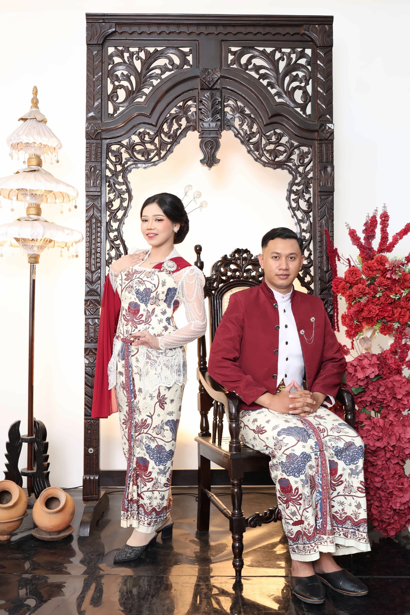 Vania berdiri di samping Bagas yang duduk