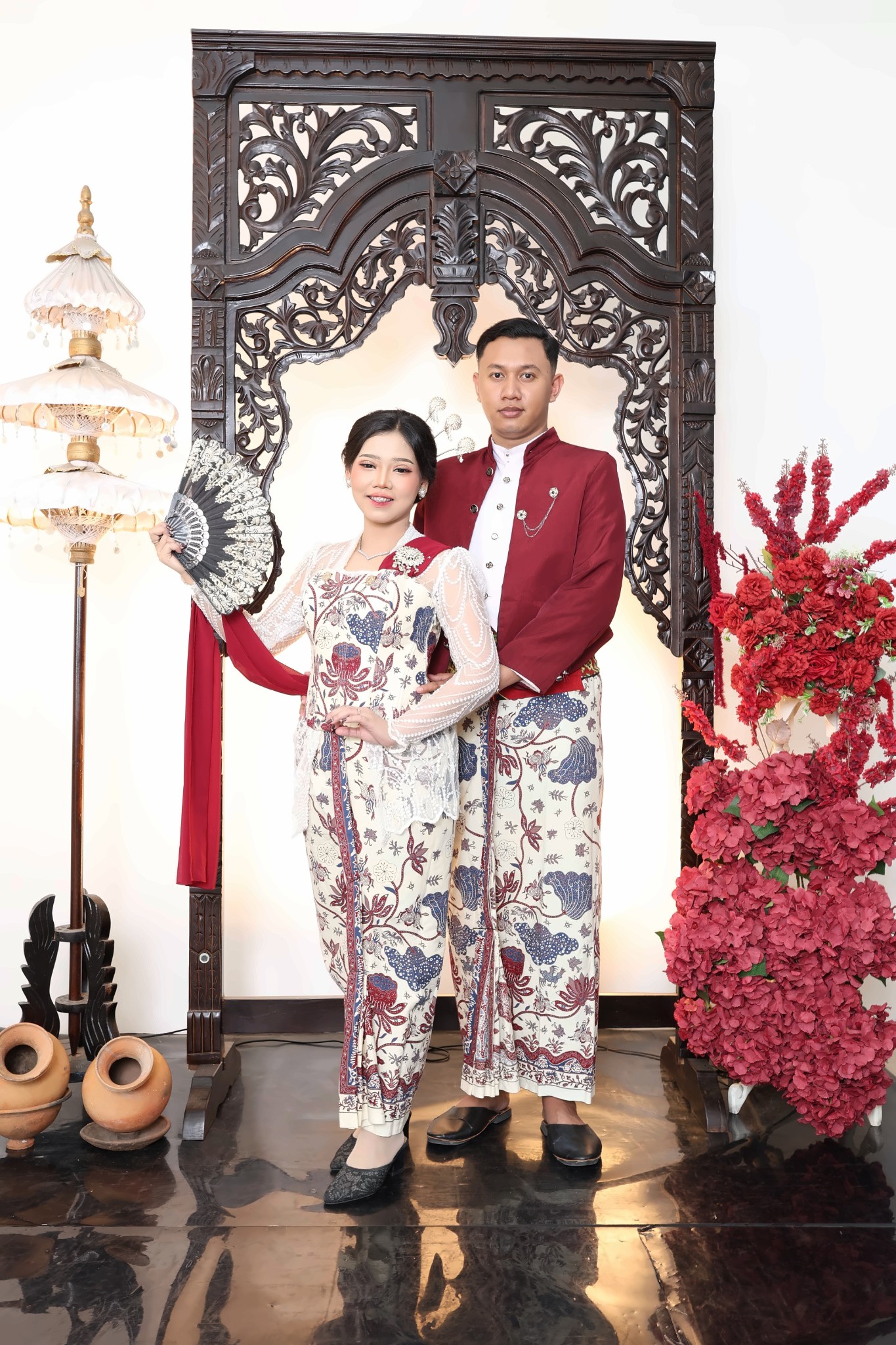 Vania membawa kipas dalam pose berdua