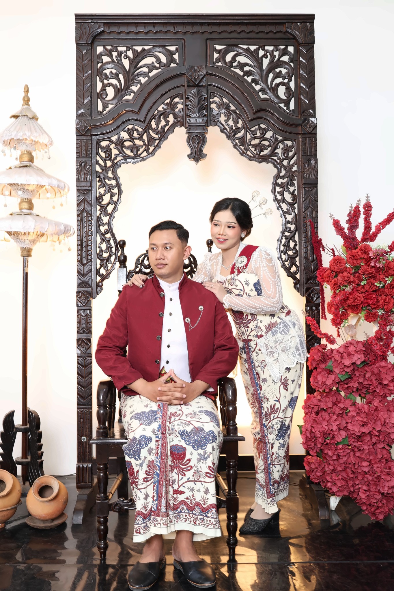 Bagas duduk dan Vania berdiri di sampingnya