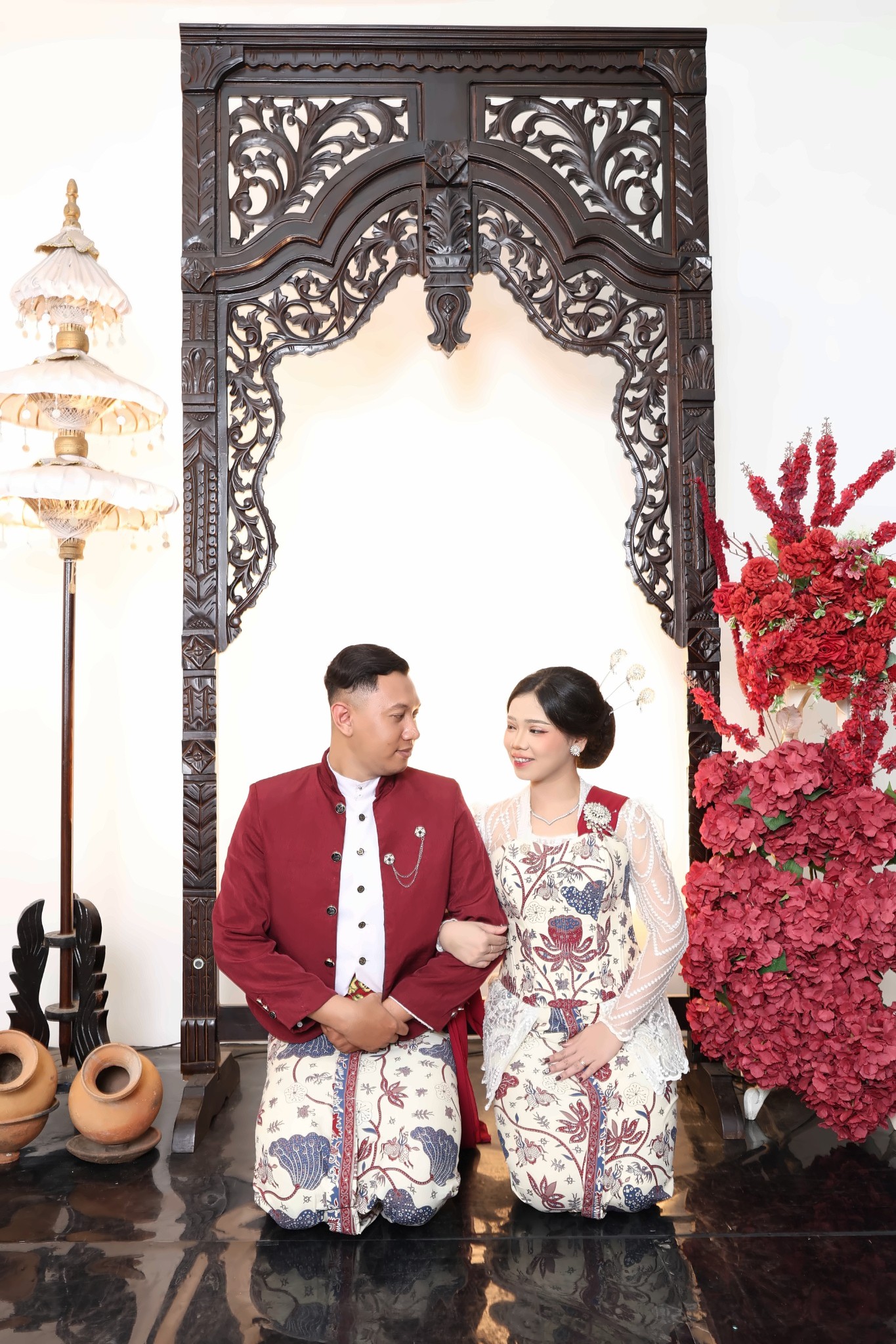 Bagas dan Vania duduk saling menatap