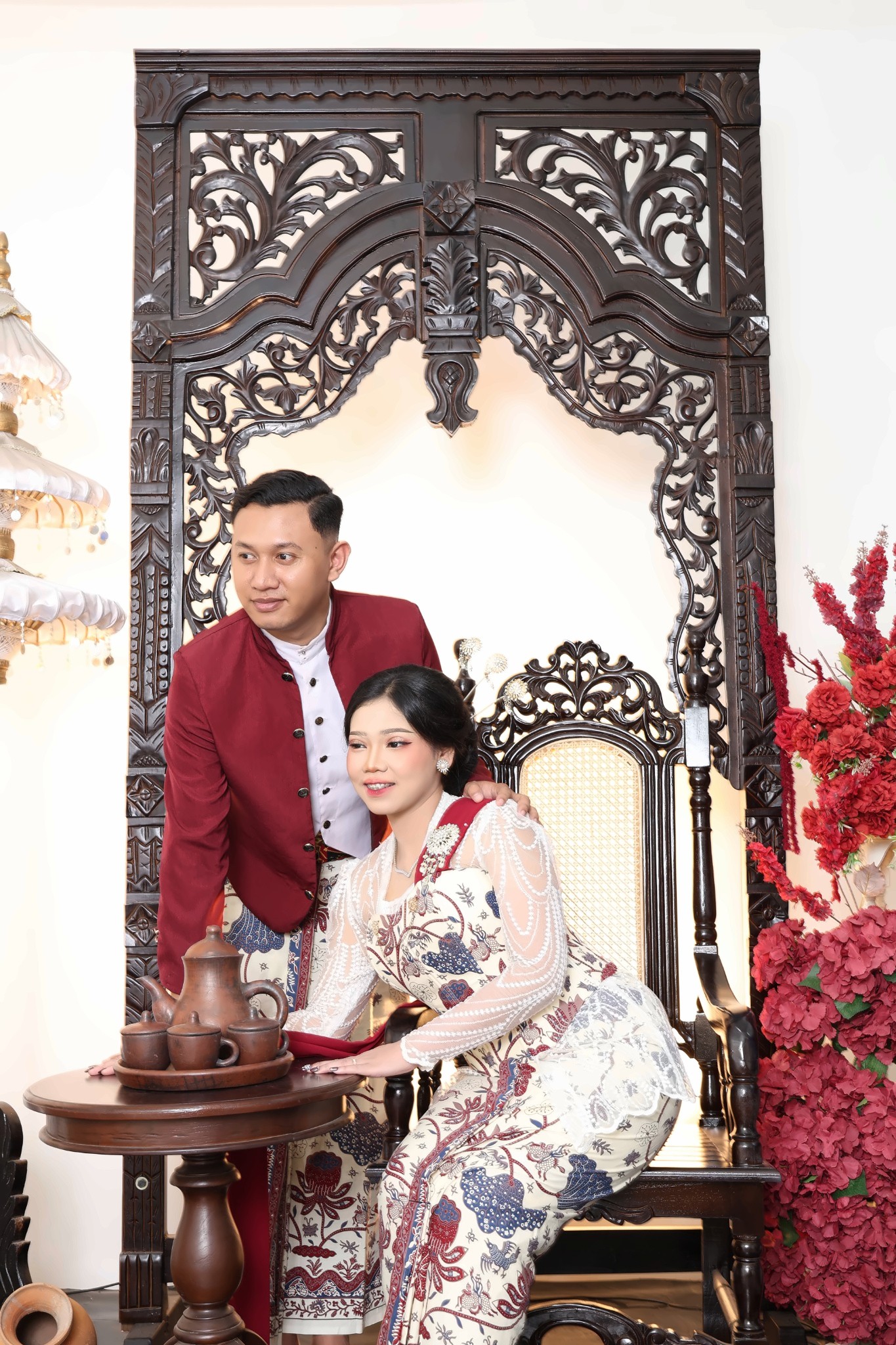 Bagas dan Vania bersama di dekat meja dan kursi ukiran
